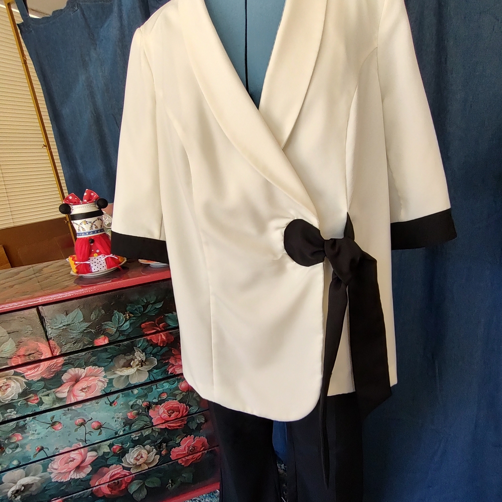 Elegant White and Black Suit with Bow Detail on Blazer
